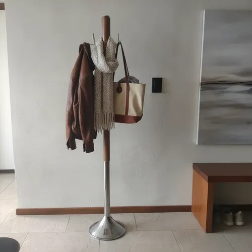 Perchero de Madera con Base Acero Inoxidable